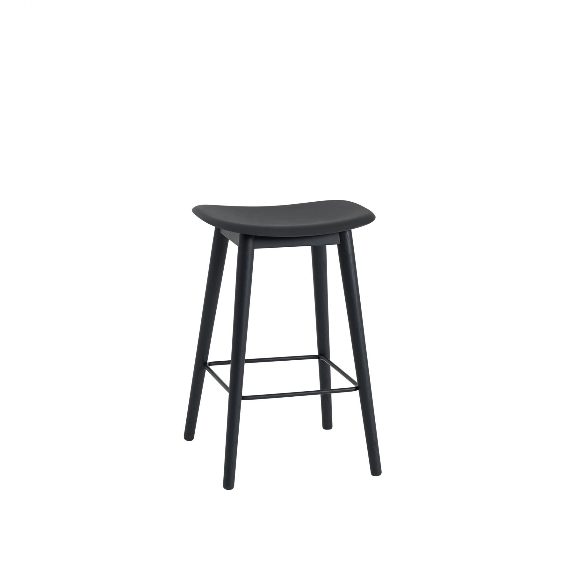 Schwarzer Fiber Bar Stool Barhocker 65 cm von Muuto mit Holzbeinen und Fußstütze.